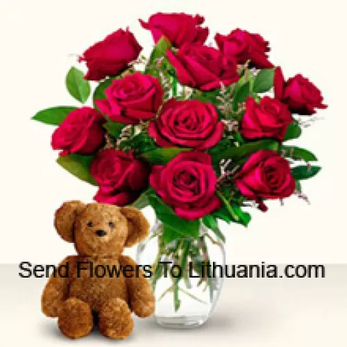 11 Rosas Rojas con Algunas Helechos en un Florero de Vidrio junto con un Lindo Oso de Peluche Marrón de 12 Pulgadas de Altura