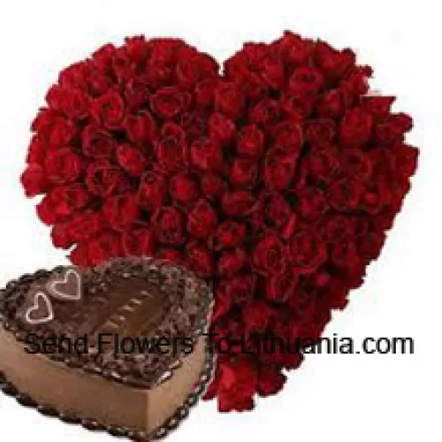 Arreglo en forma de corazón de 101 rosas rojas junto con 1 kg de pastel de chocolate en forma de corazón