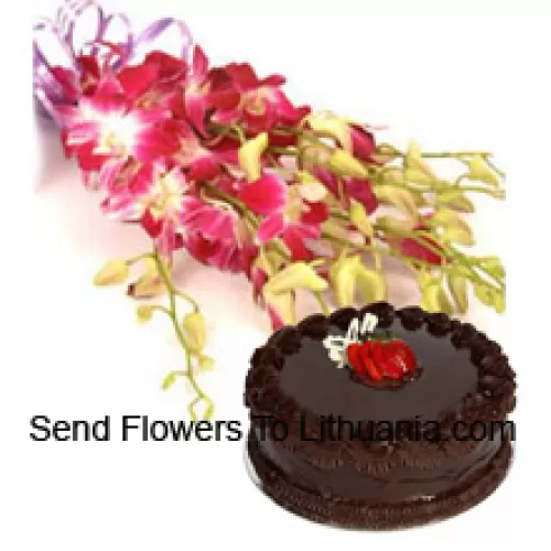 Bouquet d'orchidées roses avec des garnitures saisonnières accompagné d'un gâteau aux truffes au chocolat de 1 livre (1/2 kg)