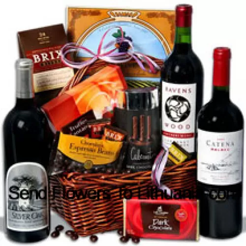 Questo esclusivo cesto regalo include Ravenswood Cabernet Sauvignon - 750 ml, Catena Malbec Mendoza - 750 ml, Silver Oak Alexander Valley Cabernet Sauvignon - 750ml, Tavoletta di cioccolato fondente firmata da Lake Champlain, Chicchi di caffè al cioccolato fondente di Marich, Truffe Chocolatier Fantaisie di Guyaux Chocolates, Wafer al cioccolato Mocha California Wine di Sacramento Cookie Co, Bastoncini di gel al cioccolato fondente al sapore di Cabernet di Sweet Candy Co e Brix Bites di Brix. (Il contenuto del cesto, compreso il vino, può variare a seconda della stagione e del luogo di consegna. In caso di indisponibilità di un certo prodotto, lo sostituiremo con un prodotto di valore uguale o superiore)