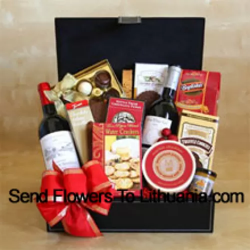 Questo cesto regalo include due bottiglie di vino rosso, crackers gourmet, fudge indulgente, mandorle saporite, biscotti al tartufo dolce, formaggio Merlot, senape di Napa Valley, scatola regalo da 6 pezzi di praline gourmet e gustosi swirls di formaggio. (Il contenuto del cesto incluso il vino può variare a seconda della stagione e della località di consegna. In caso di mancanza di un certo prodotto, lo sostituiremo con un prodotto di valore uguale o superiore)