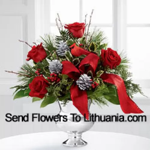 Altamente elegante y rebosante de tus deseos más alegres, este ramo será el regalo navideño perfecto. Las rosas rojas son vibrantes y brillantes, dispuestas con acebo variegado, varios verdes navideños, piñas plateadas y ramas, todo perfectamente acentuado con un cardenal falso y una cinta roja de diseñador. Presentado en un jarrón pedestal plateado, este ramo añadirá alegría y festividad a su temporada navideña con cada hermosa flor. (Tenga en cuenta que nos reservamos el derecho de sustituir cualquier producto por un producto adecuado de igual valor en caso de no disponibilidad de cierto producto)