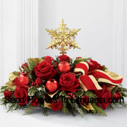 Uma maneira grandiosa e elegante de adicionar beleza às festividades de Natal. Rosas vermelhas e rosas de spray são arranjadas com diversas folhagens de Natal, azevinho variegado, brilhantes bolas vermelhas de Natal e uma fita vermelha com bordas douradas, todas cercando um topper de árvore em forma de estrela dourada para criar um centro de mesa de Natal único e sofisticado. (Por favor, note que nos reservamos o direito de substituir qualquer produto por um produto adequado de valor igual em caso deindisponibilidade de um determinado produto)