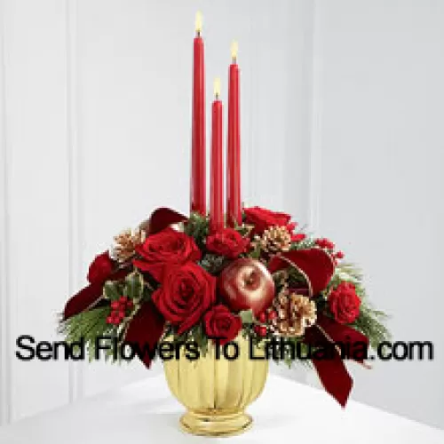 A grandiosidade e a rica beleza da temporada de Natal são destacadas com cada flor carmesim. Rosas vermelhas brilhantes e rosas spray são arranjadas em um recipiente dourado de designer entre azevinho variegado e diversas folhagens festivas. Acentuado com maçãs artificiais, pinhas douradas e fita bordô com bordas douradas, este lindo arranjo de centro exibe três velas vermelhas para criar a atmosfera perfeita para a celebração do feriado deles. (Por favor, note que reservamos o direito de substituir qualquer produto por um produto adequado de valor igual em caso deindisponibilidade de algum produto)